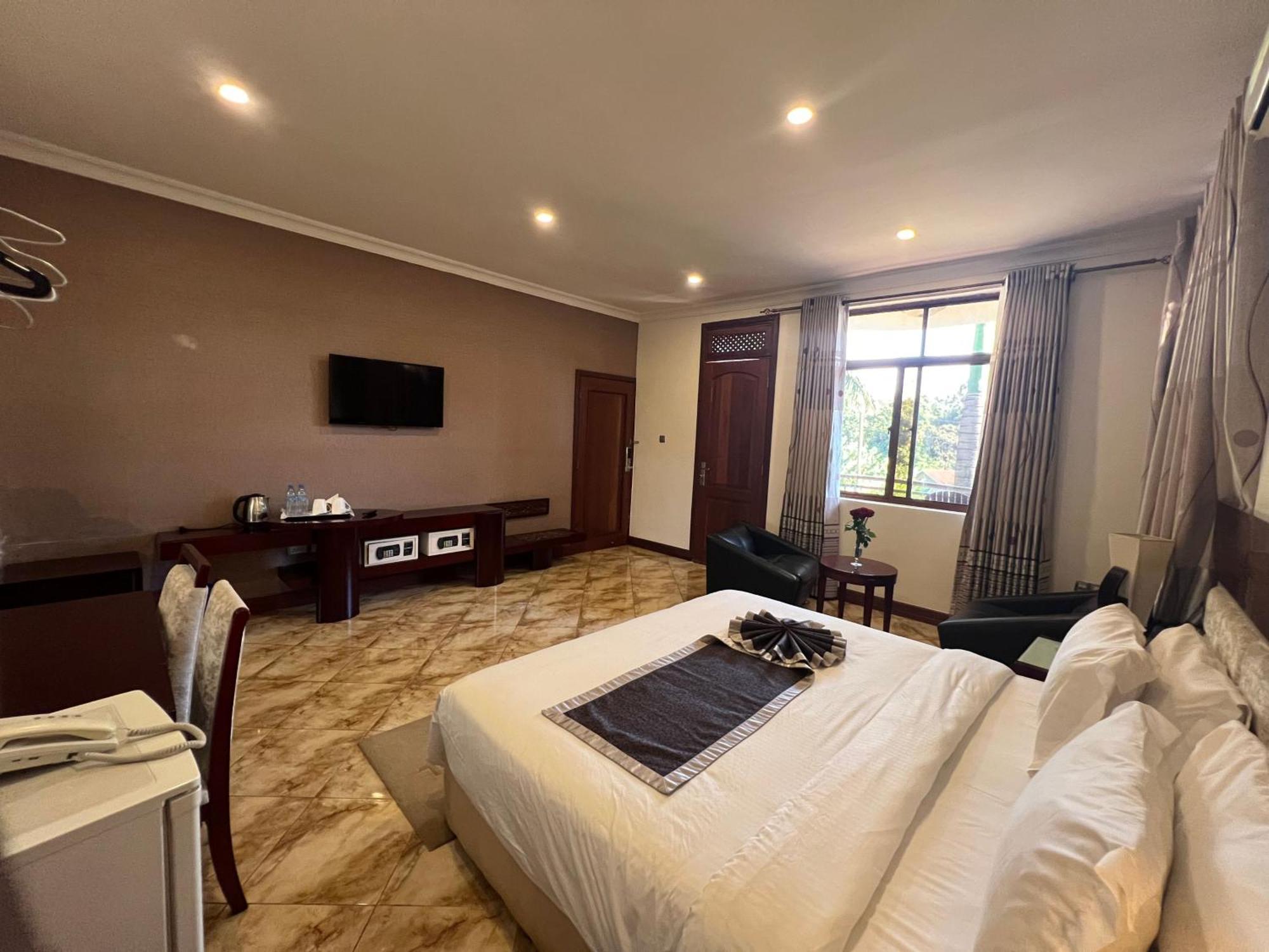 Nejobugg Palace Hotel Nkoanrua Bagian luar foto
