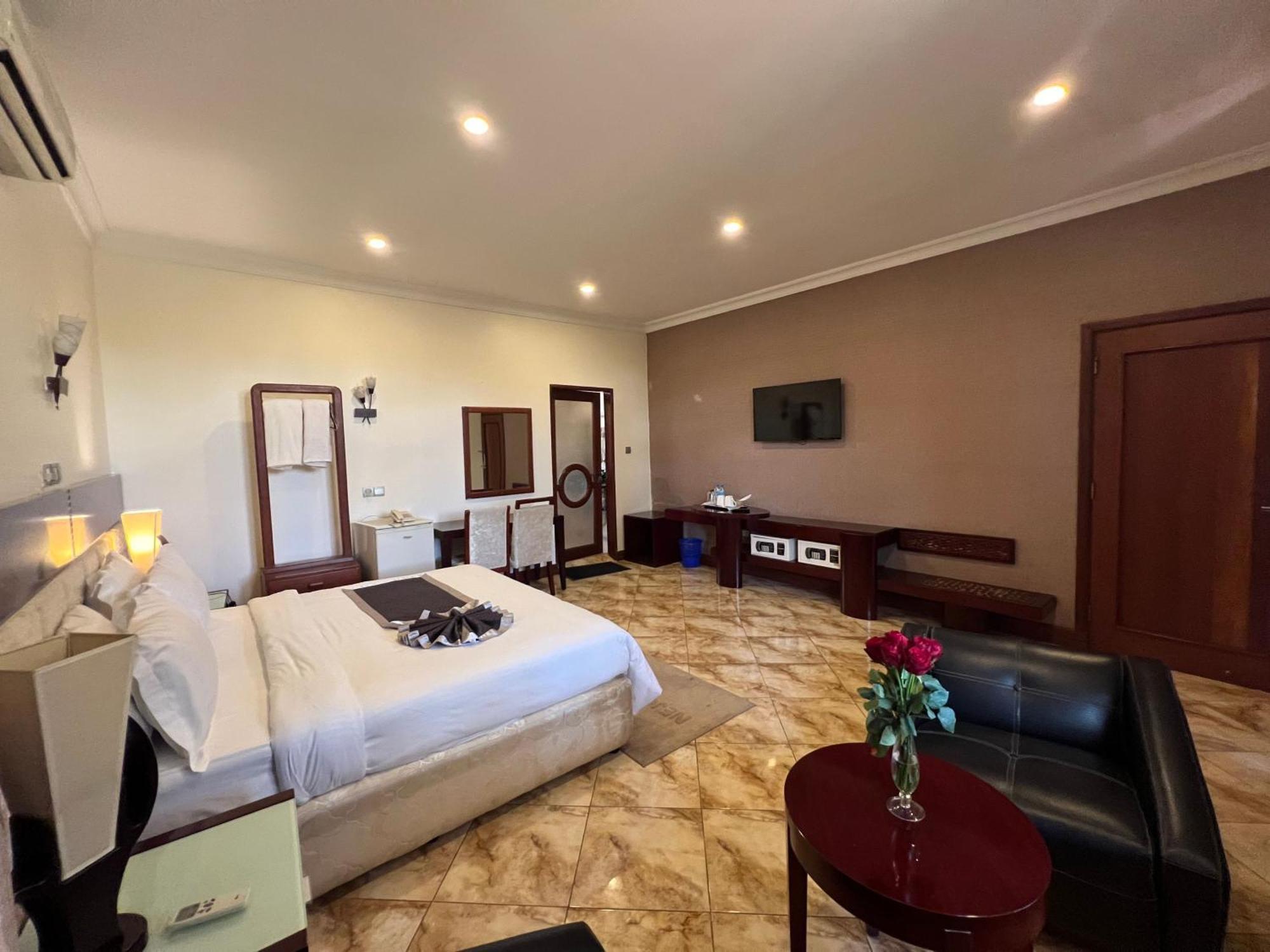 Nejobugg Palace Hotel Nkoanrua Bagian luar foto