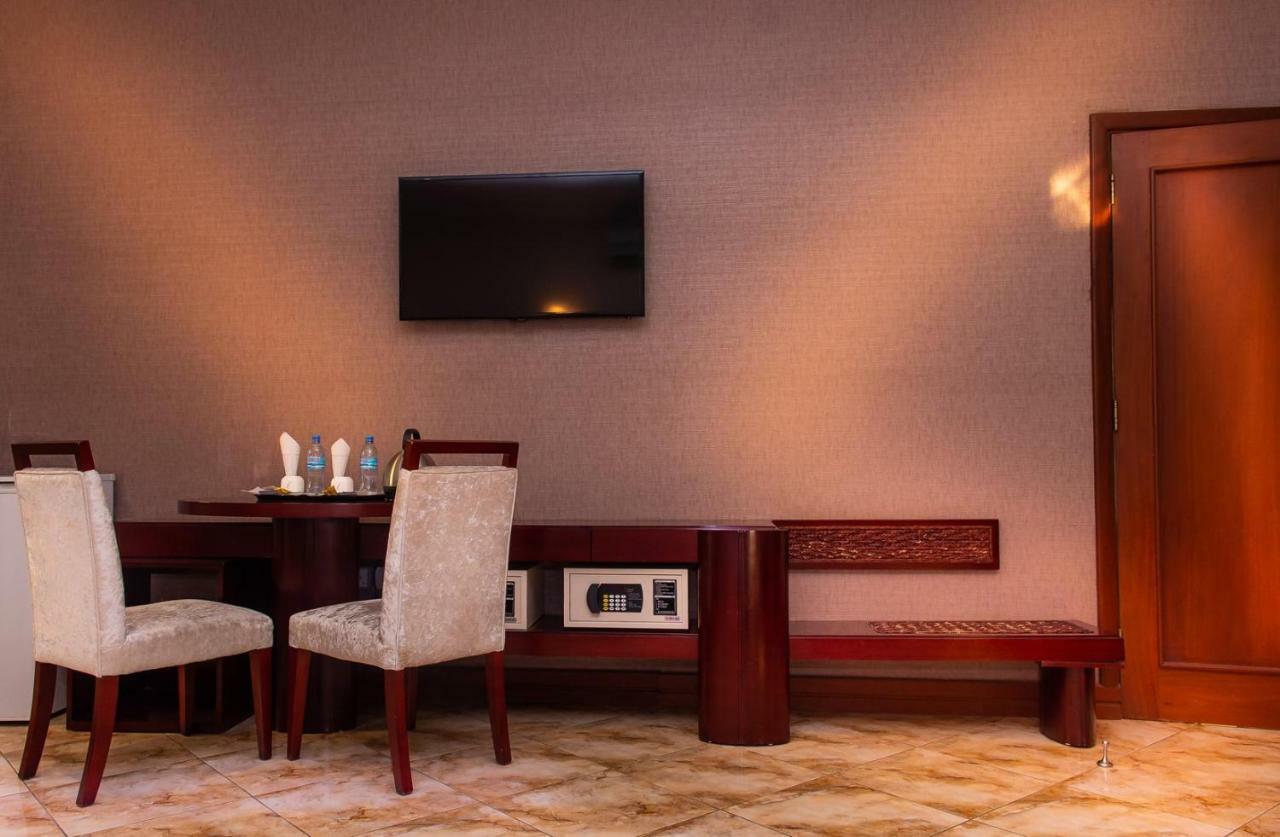 Nejobugg Palace Hotel Nkoanrua Bagian luar foto